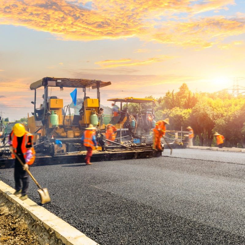 Fotografía asfaltando una carretera - Tenemos experiencia en el sector terciario y obra pública